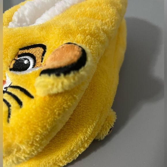 DISNEY FUZZY BABBA SLIPPER SOCKS SZ MED/ LRG. Shoe 8-10 adult - Picture 2 of 5